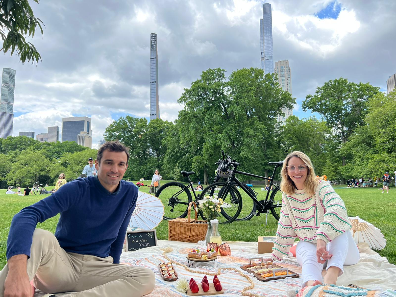 Private Central Park Bike Tour & Luxurious Picnic Unlimited Biking